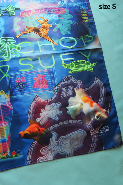 香港 金魚とネオンサイン　スカーフ（サテン生地）